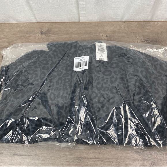 Torrid Gray Leopard Print Sherpa Fleece Zip Front Jacket Sz.1 NWT - Picture 6 of 10